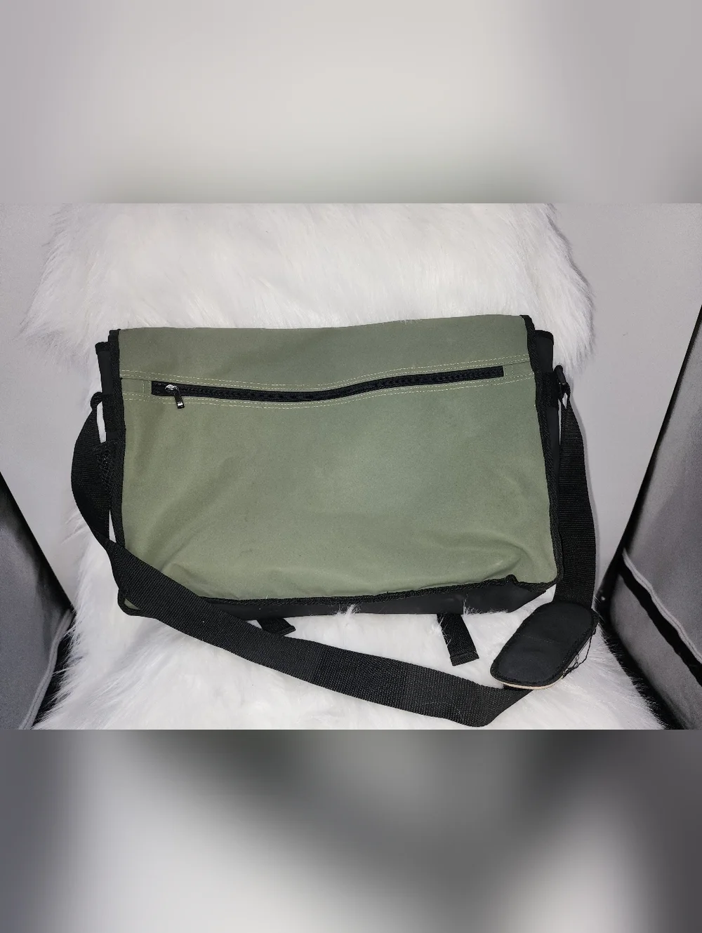 Hugo Boss Men’s Messenger Shoulder Bag Olive Green, Large VINTAGE